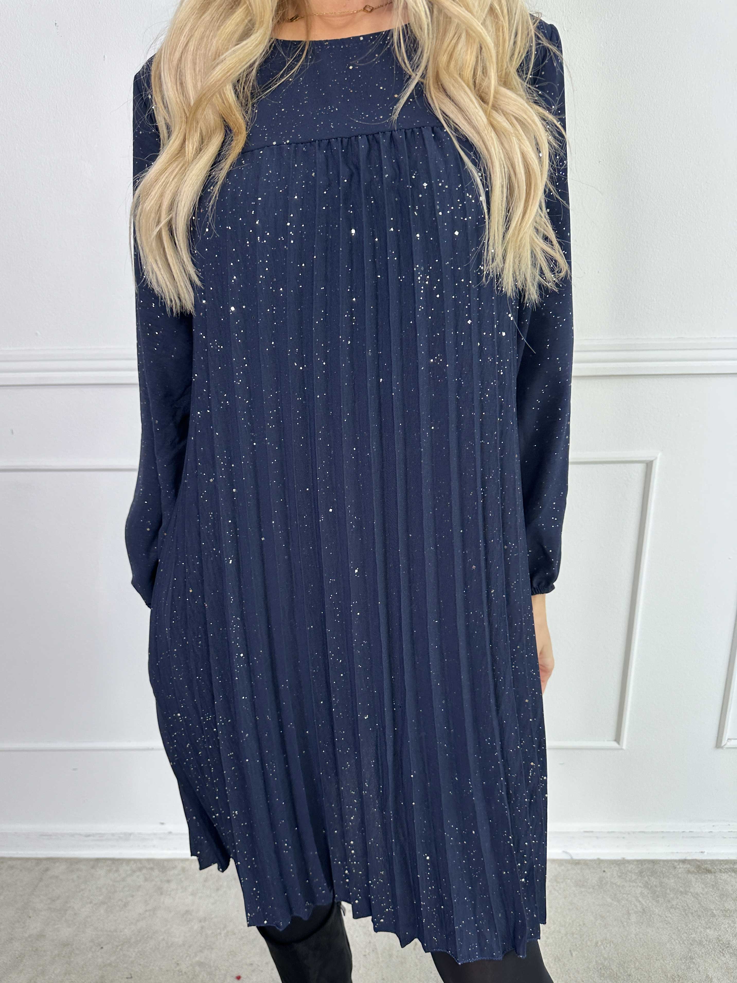 Nancy Glitter Short L/S - Plisseret kjole med lommer og glimmer